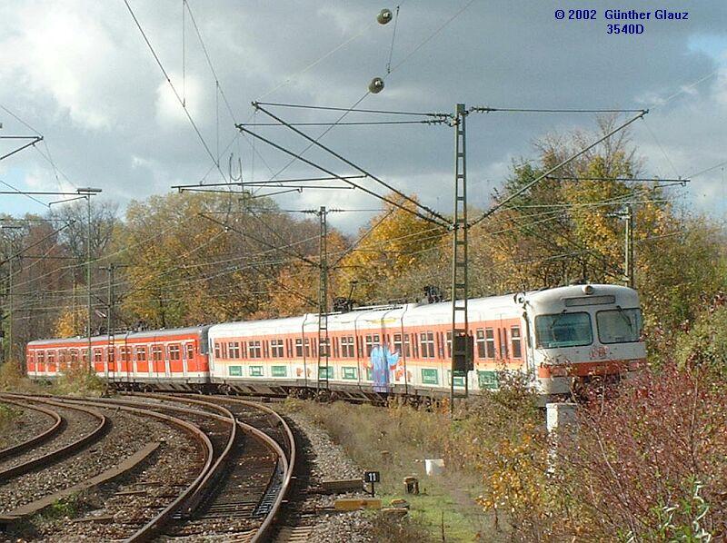  Vollzug  mit zwei BR 420 in alter und neuer Lackierung fhrt am 28.10.2002 von Stuttgart Hbf. kommend in den Bahnhof Bad Cannstatt ein, er hat gerade die Neckarbrcke berquert.  Kurzzug  ist eine Einheit,  Langzug  sind drei Einheiten.