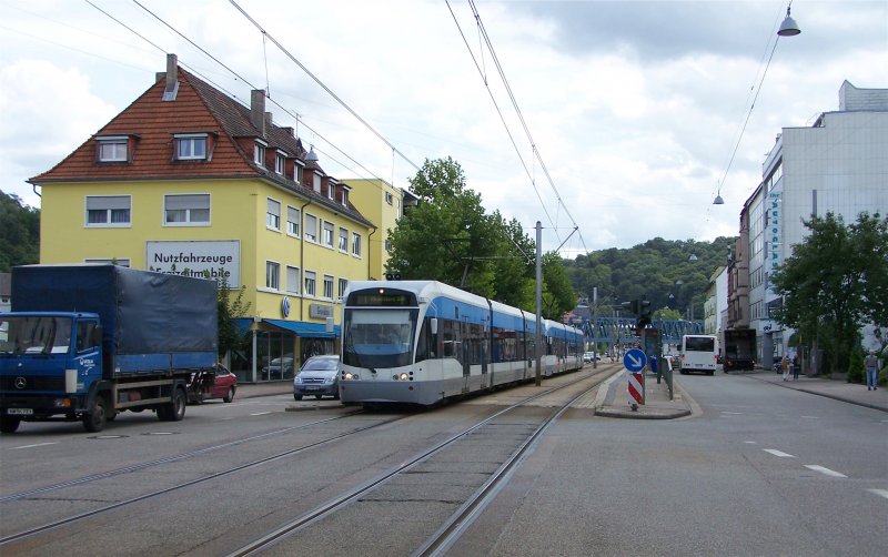 Vollzug der Saarbrcker Stadtbahn (Wagen 1027 und unbekannter Wagen) auf der Linie 1 Richtung Riegelsberg Sd zwischen den Haltestellen Rmerkastell und Kieselhumes (14.08.2008).