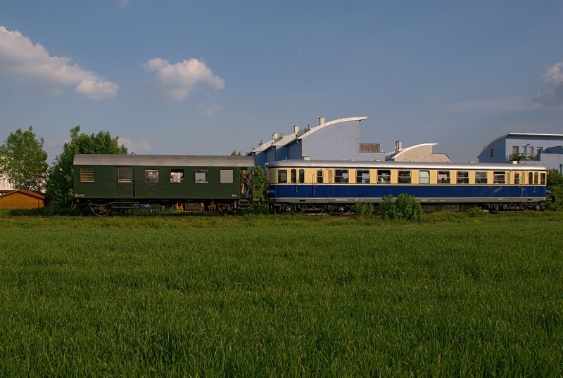Vom 1. Mai 2009 bis 26. Oktober 2009 finden auf der Lokalbahn zwischen Korneuburg und Ernstbrunn wieder Nostalgiesonderfahrten mit verschiedenen Fahrzeugen statt. Den Anfang machte der Triebwagen 5042.14. Die Aufnahme entstand am 02.05.2009 in Korneuburg, kurz vor der Einmndung der Lokalbahn in die Nordwestbahn.