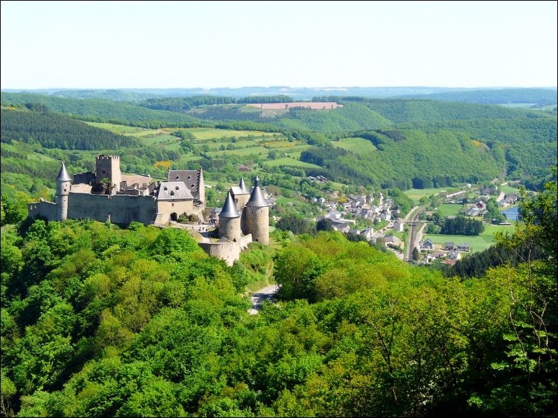 Vom Aussichtspunkt  Uerbegsbierg  (419 m) in der Nhe des Campingplatzes in Bourscheid sieht man die Burg und die Eisenbahnstrecke in Michelau, wo gerade RB 3214 nach Wiltz unterwegs ist. 12.05.08 