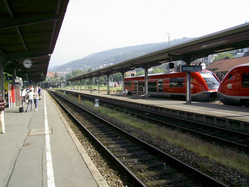 vom Bahnsteig 1 aus gesehen eine RB von Gleis 3 Ri Basel