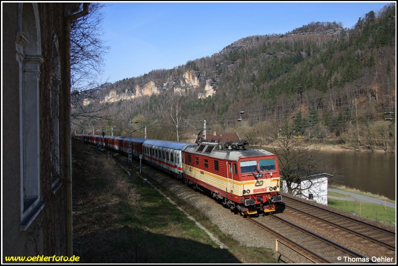 Vom Balkon einer verfallenen Villa bei Schmilka-Hirschmhle entstand am 15.03.08 dieses Bild von 371 015 vor dem EC 173  Vindobona  nach Prag.