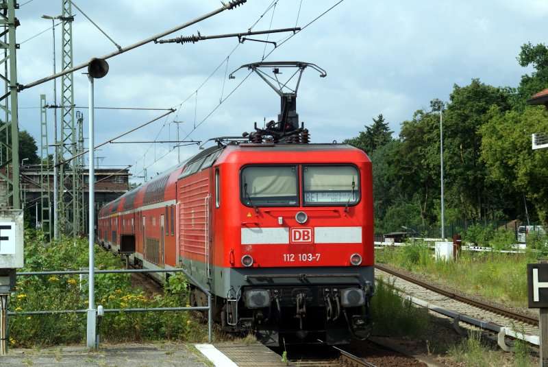 Vom Bhf. Wannsee Berlin ausfahrender Zug 112 103 - 7 der RE1 nach Brandenburg/Havel Hbf.