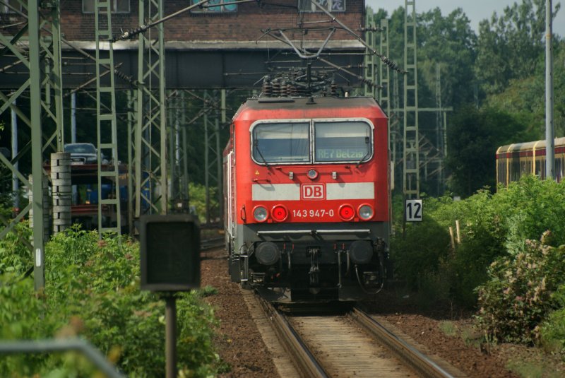 Vom Bhf. Wannsee Berlin ausfahrender Zug 143 947 - 0 der RE7 nach Belzig