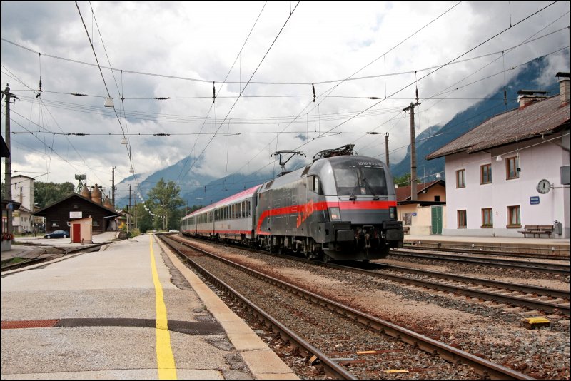 Vom Bodensee durch Tirol in die Steierische Landeshauptstadt ist der OEC 669  Astronomie-Jahr 2009  unterwegs. 1016 035 bringt den Zug von Bregenz kommend nach Graz und wird in Brixlegg auf den Chip gebannt. (08.07.2008)
