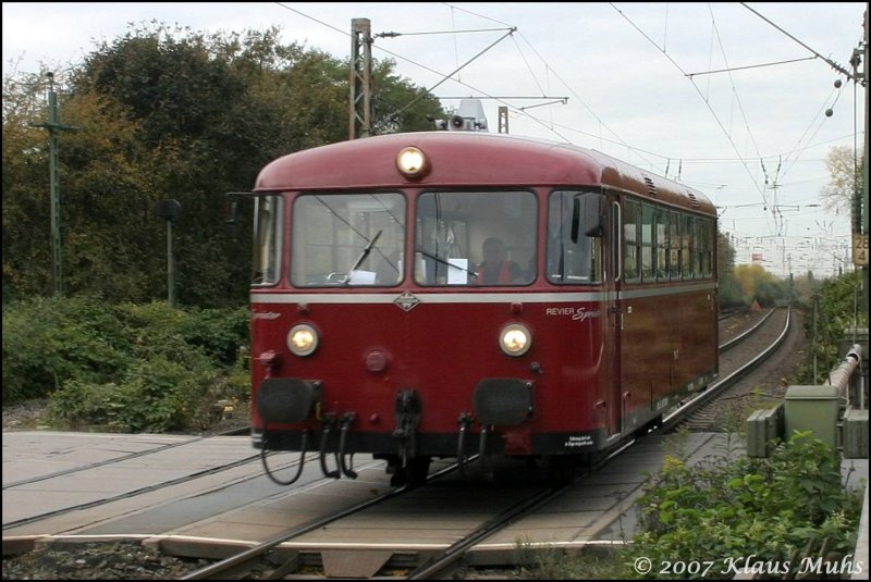 Vom  ehemalige BW Gelsenkirchen-Bismarck aus kommend berfhrt 796-27 der HEG den B Bismarck in Richtung Wanne-Eickel.  19.10.2007