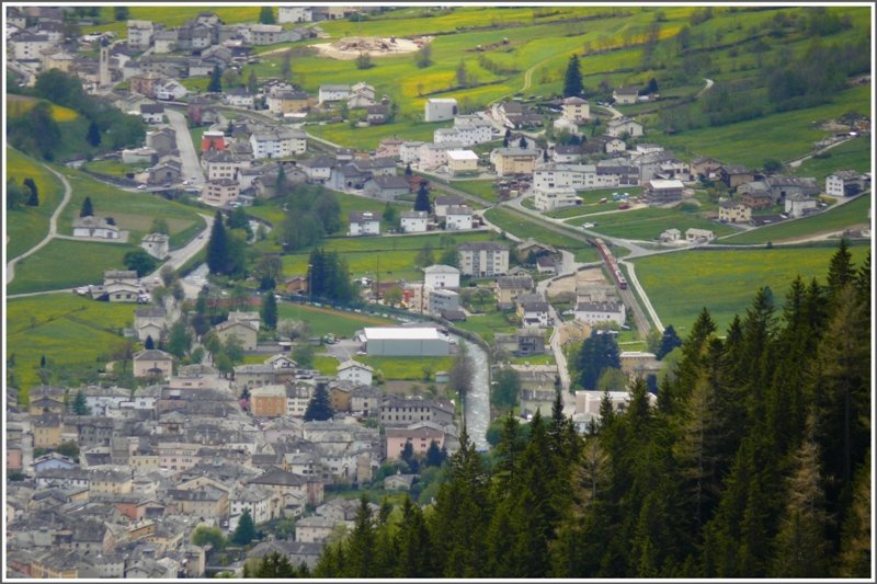 Vom gleichen Standpunkt, dieses mal aber 700m tiefer, habe ich den R1644 bei der Einfahrt Poschiavo entdeckt. (06.05.2009)
Weitere Berninabilder nicht Eisenbahntechnischer Natur :http://cosmopolitan.startbilder.de/