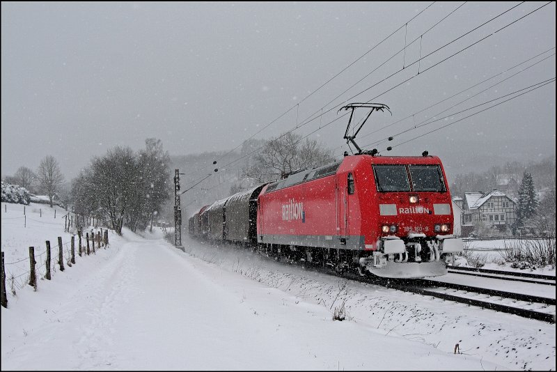Vom harten Wetter gezeichnet, rollt die 185 160 mit ihrem G�terzug aus Kreuztal Richtung Altenhundem. (26.03.2008)