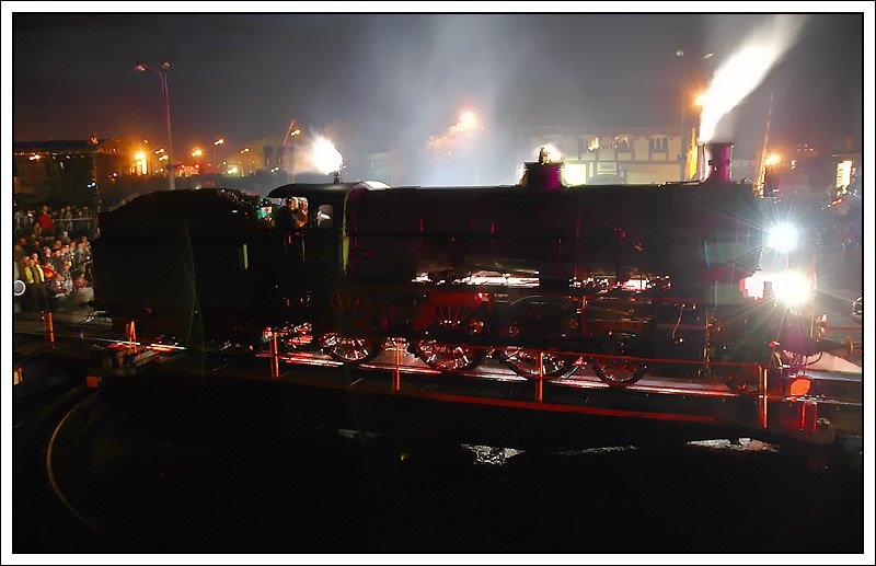 Vom Lokopark Budapest exra zur Parade in Wolsztyn angereist - die 1917 in Wien Floridsdorf gebaute Sdbahnlok 109.109. Nachtparade Wolsztyn 2.5.2008. Wenn man die Maschine heute sieht, glaubt man gar nicht, dass sie schon einmal auf einem Denkmalsockel gestanden ist.