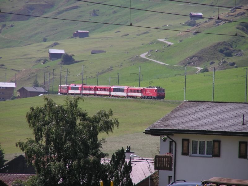 Vom Oberalppass kommend fhrt R844 mit HGe4/4II gleich in Sedrun ein (05.09.2004) 