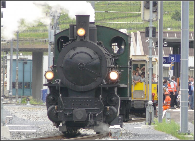 Vom offenen Aussichtswagen aus bietet sich sogar die Mglichkeit einen Blick ber den Tender hinweg in den Fhrerstand der G 4/5 107 zu erhaschen. Hier ist sie beim Anfahren in Untervaz-Trimmis. (25.05.2008)
