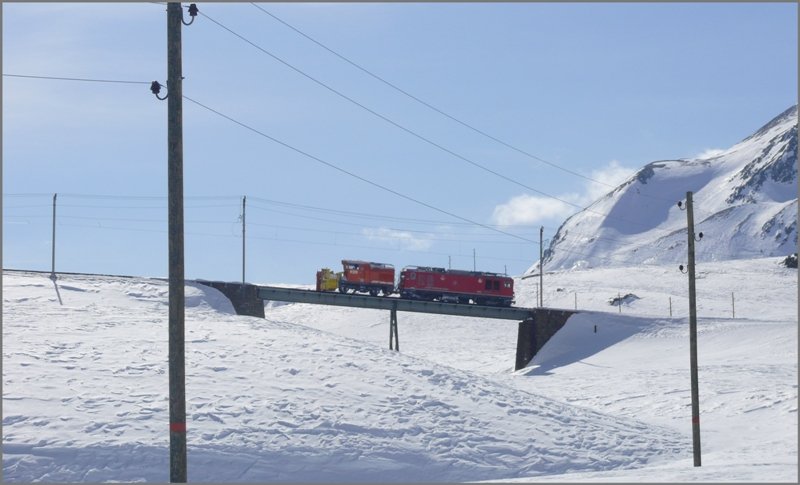 Vom Pass herunter fhrt Gem 4/4 802 und Xrot 9219 ber die obere Berninabachbrcke Richtung Alp Bondo. (10.03.2009)