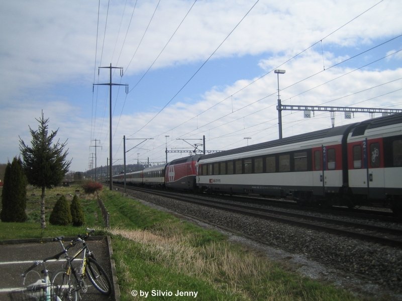 Vom Pech verfolgt entstand diese Aufnahme der Re 460 016-9 ''Rohrdorferberg Reussthal'', die mit ihrem schwarz im Versuchsanstrich den bernahme CokeZero-Lok bekam. Jedenfalls kam die am 13.4.08 mit dem IC 820 bei WInterthur vorbei, doch genau an diesem Tage, fhre der IC 820 ausserplanmssig ein Modul Seite Lok mit, so fotografierte ich vergert die eingeklemmte hsslichste Re 460.
