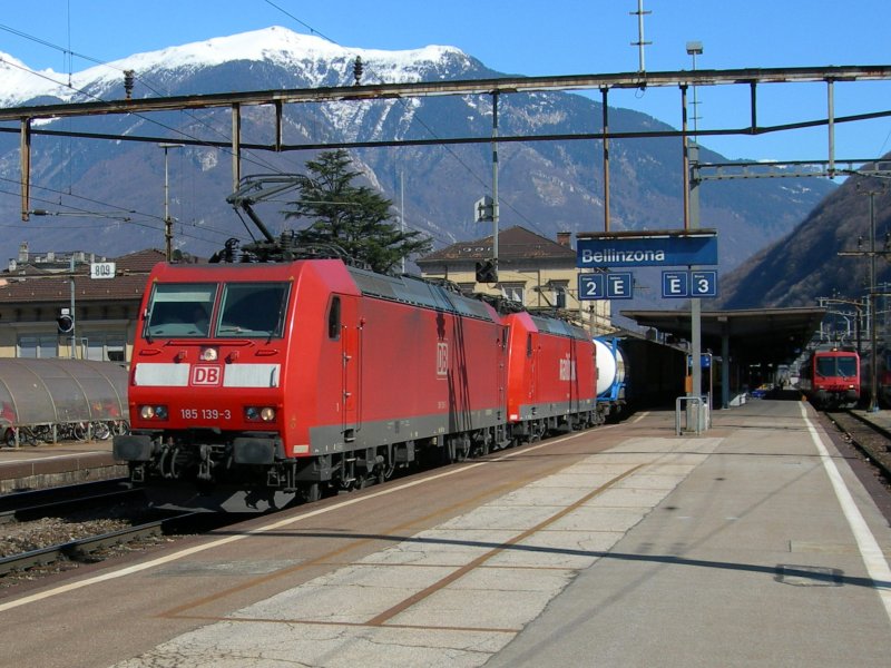 Vom Regen auf der Alpennordseite gewaschen, von der milden Tessiner Fr�hlingssonne getrocknet, warten zwei DB 185 am 13. M�rz 2006 auf die Weiterfahrt in Bellinzona. 