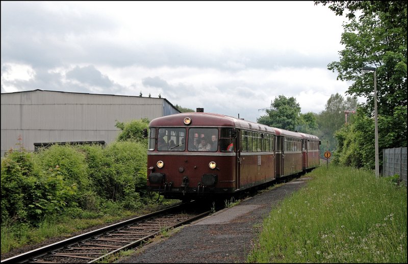Vom Schienenbus wurde ich am Haltepunkt Menden(Sauerland)Sd berrascht. Eigentlich wollte ich ihn woanders auf den Chip bannen..... (17.05.2008)
