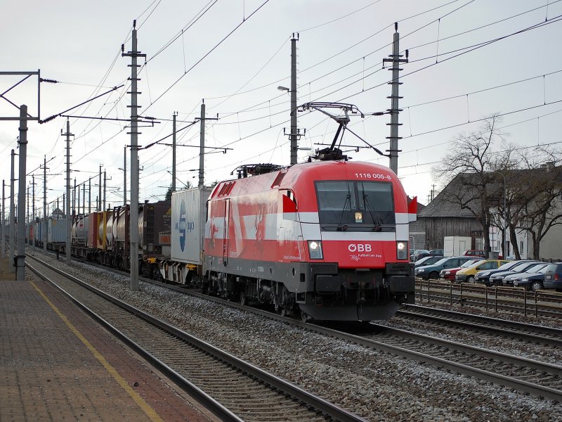 Vom Terminal Wels gekommen und in Richtung Linz unterwegs
war am 26.03.2008 die 1116 005  EM-sterreich  mit einem
Containerzug in Marchtrenk.