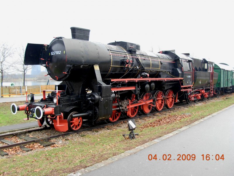 Vom Wiener Donauuferbahnhof zweigt ein nicht mehr benutztes Gleis zur Donaupromenade ab. Am Ende dieses Gleises ist die Dampflok 52.7102 abgestellt. Die an die Lok angehngten Waggons werden originellerweise als Gaststtte verwendet; aufgenommen am 4.2.2009.