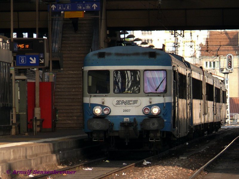 Vom X2807 angefhrter Triebwagenzug fhrt aus der Bahnhofshalle von Lyon-Perrache nach Lyon-Part-Dieu. Der Triebwagen verkehrt in Doppeltraktion mit Einheits-Beiwagen dazwischen. 
Eine Kleine Hommage an die von 1957-1962 gebaute Reihe X2800 (Typ U-825 mit 825 PS) deren allerletzte Exemplare nun 2009 bei der SNCF auer Dienst gestellt werden.

08.06.2007  Lyon-Perrache 