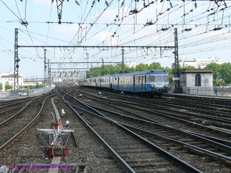 Vom X2863 angefhrter Triebwagenzug fhrt ber die Rhne nach Lyon-Perrache. Die Triebwagen verkehren in Doppeltraktion mit Einheits-Beiwagen dazwischen.
08.06.2007  Lyon-Perrache 
Kleine Hommage an die von 1957-1962 gebaute Reihe X2800 (Typ U-825 mit 825 PS), deren allerletzte Exemplare nun 2009 bei der SNCF auer Dienst gestellt werden.