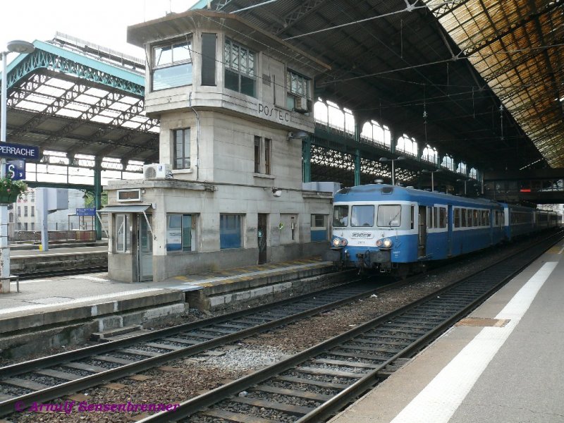 Vom X2878 angefhrter Triebwagenzug fhrt aus der Bahnhofshalle von Lyon-Perrache nach Lyon-Part-Dieu. Der Triebwagen verkehrt in Doppeltraktion mit Einheits-Beiwagen dazwischen. Im Fhrerstand dieses Zugs fahren auer dem Triebfahrzeugfhrer auch noch drei Gendarmen mit. 
Eine Kleine Hommage an die von 1957-1962 gebaute Reihe X2800 (Typ U-825 mit 825 PS).
Das hier zu sehende Stellwerk Poste C ist jedoch noch deutlich lter und auch noch weiter in Betrieb.
08.06.2007  Lyon-Perrache 