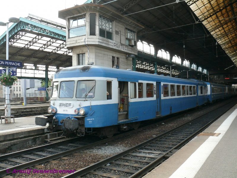 Vom X2878 angefhrter Triebwagenzug fhrt aus der Bahnhofshalle von Lyon-Perrache nach Lyon-Part-Dieu. Der Triebwagen verkehrt in Doppeltraktion mit Einheits-Beiwagen dazwischen. Im Fhrerstand dieses Zugs fahren auer dem Triebfahrzeugfhrer auch noch drei Gendarmen mit. 
Eine Kleine Hommage an die von 1957-1962 gebaute Reihe X2800 (Typ U-825 mit 825 PS).
Das hier zu sehende Stellwerk Poste C ist jedoch noch deutlich lter und auch noch weiter in Betrieb.
08.06.2007  Lyon-Perrache 