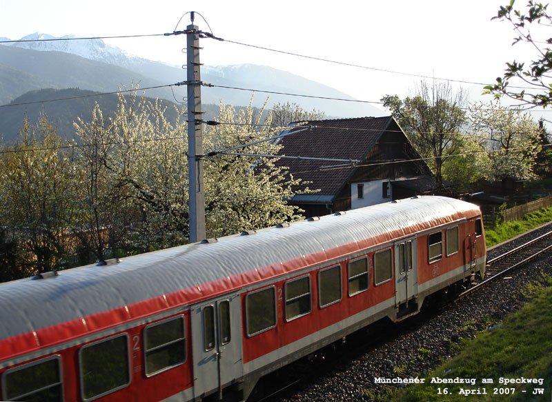 Von 111-024 bestrkt, strebt der Mnchener Abendzug der Martinswand zu - Szenerie am Speckweg, 16. April 2007 kHds