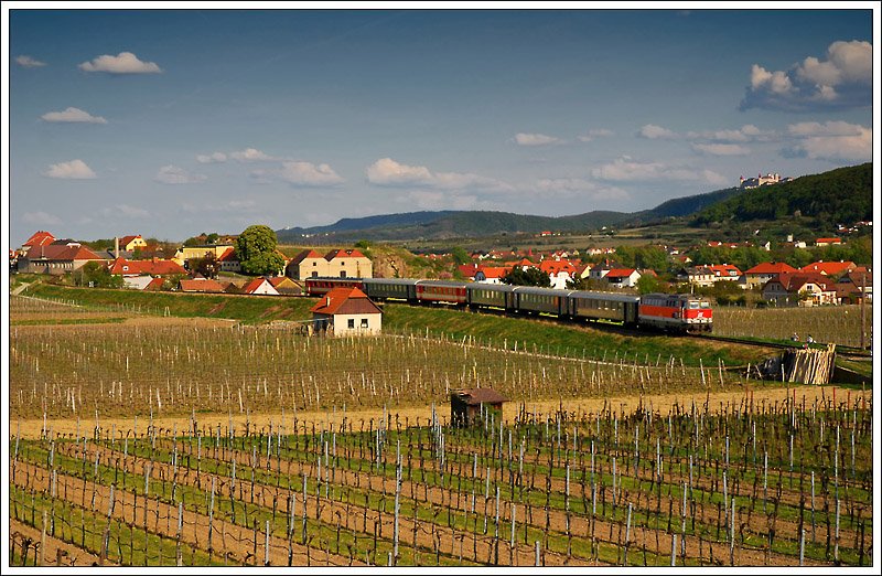 Von 19. April bis 26. Oktober verkehrt heuer der Erlebniszug Wachau von Linz nach Krems (EZ 1999) und wieder retour nach Linz (EZ 1998) Die Aufnahme zeigt den Zug bei der Retourfahrt als EZ 1998 kurz vor D�rnstein-Oberloiben in der Wachau am 19.4.2009. Bespannt war der Zug an diesem Tag von 2043 022. Ich habe die Aufnahme absichtlich von der „Schattenseite“ gemacht, da man nur so das Benediktinerstift G�ttweig im Hintergrund sehen kann.

