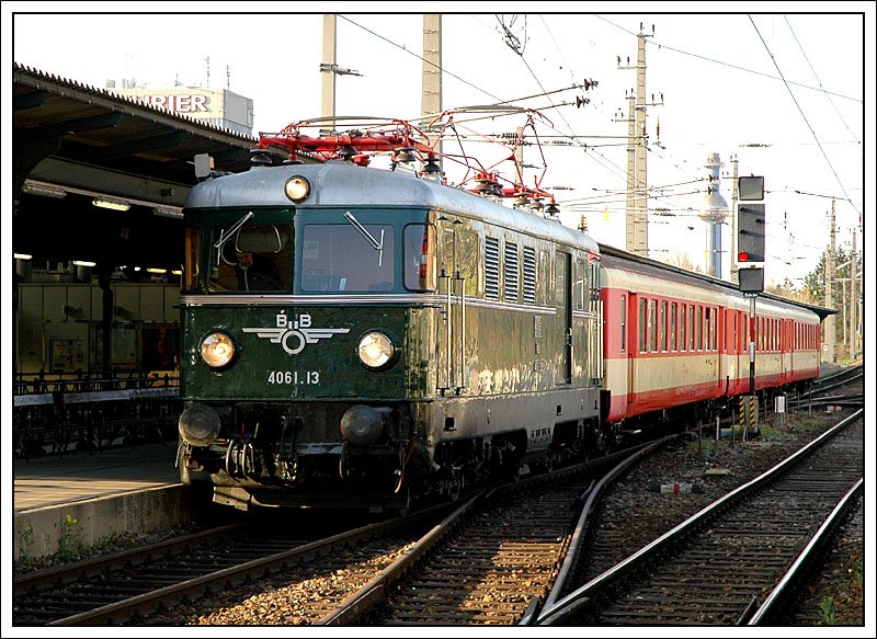 Von 31.3. bis 28.10.2007 verkehrt tglich der Erlebniszug Wachau von Wien Sd nach Spitz an der Donau und wieder retour. Bis Krems a.d. Donau kommt am Wochenende meistens eine Maschine der BB Nostalgie zum Einsatz. Am 8.4.2007 war dies der Gebcktriebwagen 4061.13. Ab Krems steht zur Zeit die 2043.24 im Einsatz. Die Aufnahme entstand beim Halt in Wien-Heiligenstatt als EZ 6994  Wachau . Hier sind wir aus dem Erlebniszug ausgestiegen, und mit einem REX bis Hadersdorf gefahren. Da der REX den EZ bis Hadersdorf berholt, hatten wir in Hadersdorf nochmal die Gelegenheit den  Wachauer  bei der Einfahrt zu fotografieren.