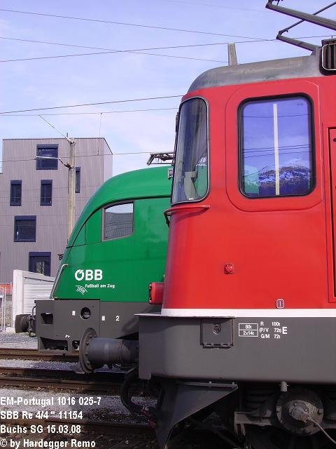 Von der Aerodynamik mal davon abgesehen, macht auch die etwas  ltere  SBB Re 4/4  11154 neben der 1016 025-7 im EM-Portugal Look eine gute Falle.
Buchs SG 15.03.08