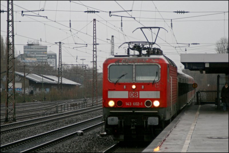 Von den am 05.01.2008 in Bochum gesichteten 143er gefllt mir die Dsseldorfer 143 602 am besten. Hier fhrt die Lok mit einer S1, von Dortmund nach Dsseldorf, in Bochum-Ehrenfeld ein.

