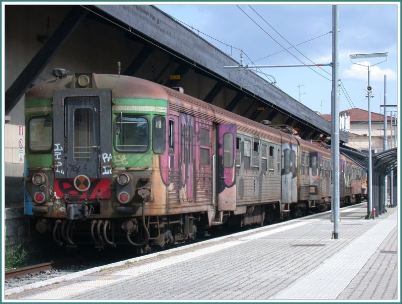 Von der andern Seite sieht er auch nicht einladender aus. Arezzo Regionalzug nach Stia am 26.04.2007.