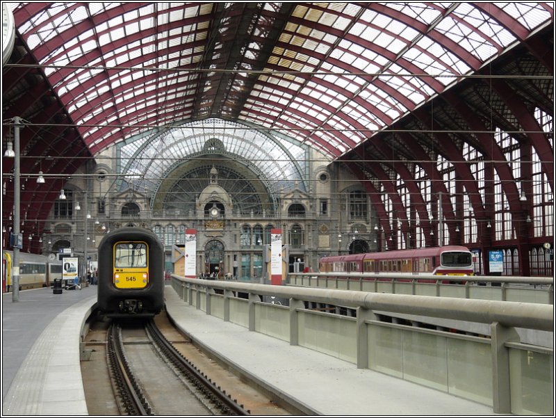 Von den anfangs 12 Kopfgleisen im Obergeschoss (+1) des Bahnhofs Antwerpen-Centraal bleiben je drei an beiden Seiten erhalten. Im ersten Untergeschoss (-1) gibt es 4 Kopfgleise und im zweiten Untergeschoss (-2) existieren neben den 2 Durchfahrtsgleisen auch noch 2 Kopfgleise. 13.09.08 (Jeanny)   