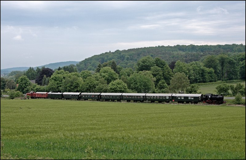 Von einer Anhhe bei Hemer wird der Dampfzug, der Hammer Eisenbahnfreunde, mit der V60 615 als Zuglok und der 80 039 am Zugschluss Bildlich vor typisch Sauerlndischer Landschaft festgehalten. (25.05.2008)