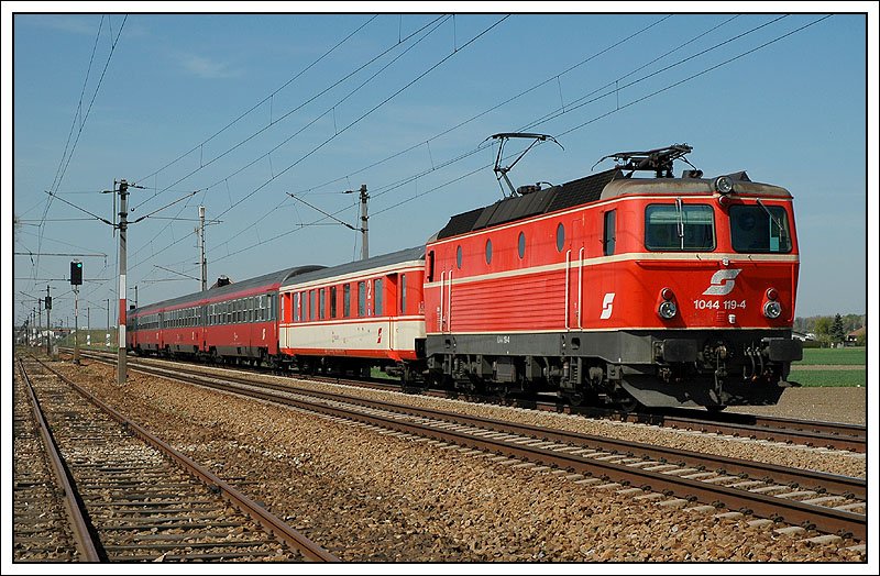 Von Ceske Budejovice (Budweis) als Sp 1761 „Silva Nortica“, ab Gm�nd mit 1044 119 bis Wien als ER 2119, aufgenommen am 16.4.2007 zwischen Tulln und Langenlebarn.