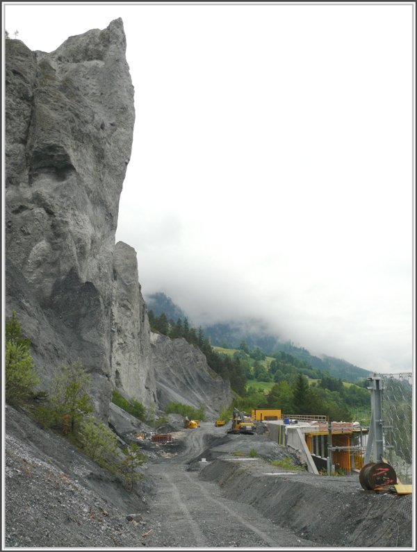 Von diesem Zacken links ist am 05.01.2007 ein Stck abgebrochen und hat die Entgleisung verschuldet. Die Galerie wurde jetzt verlngert und steht kurz vor der Fertigstellung. (07.06.2008)