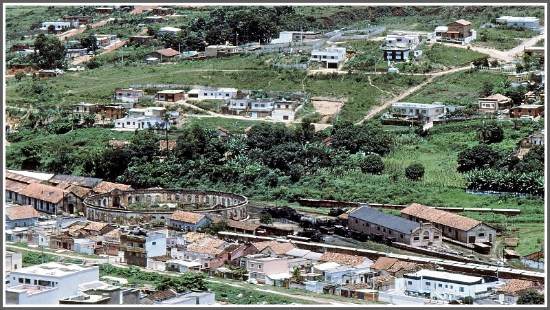Von einem nahen Hgel bot sich ein guter berblick ber das Bahnbetriebswerk Sao Joao del Rei mit dem grossen Runddepot ohne Dach. Wenn man sich die Situation heute in Google Earth anschaut, kann man deutlich erkennen, dass das Dach wieder aufgebaut wurde, obwohl heute nur noch ein Museumsbetrieb ins 25km entferne Tiradentes existiert. (Archiv 03/1979)