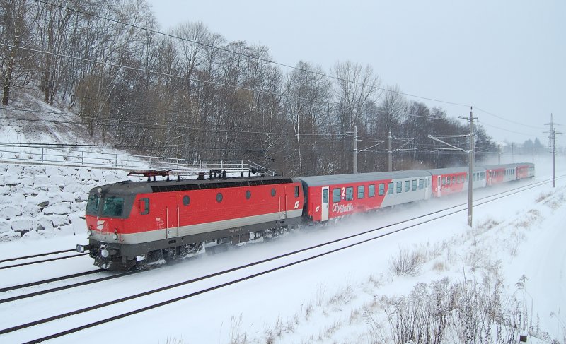 Von einem Regionalzug war am 14.02.2009 der
IC 502 optisch wieder einmal nicht zu unterscheiden.
1044 044 fhrt mit der CS-Garnitur in Wartberg/Kr. durch.
