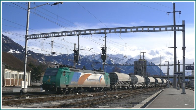 Von Feldkirch kommend fhrt dieser Blockzug mit der 185 549-3 Rail4Chem in Buchs SG ein, wo sie den Zug umfhrt und weiter nach Untervaz zu den Holcim Cementwerken bringt. (02.02.2009)