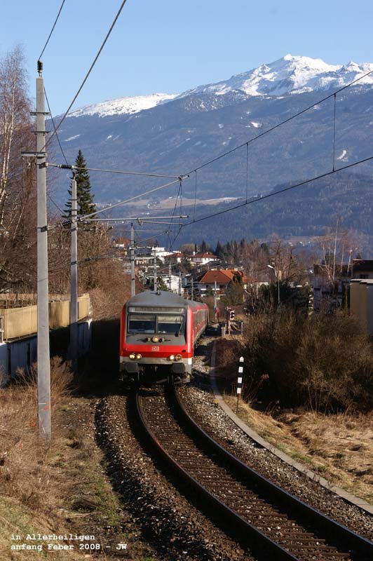 Von einer der feuerroten, melodisch schnaubenden Tauren geschoben, passiert der bunte Zug Allerheiligen, in unserem R�cken befindet sich der Bahnhof Allerheiligenh�fe, der vom Gasthof gleichen Namens nur wenige Schritte weit entfernt ist. Anfang Feber 2008 kHds