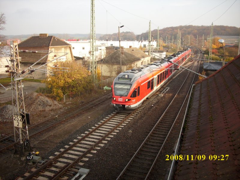 Von der Fussgngerbrcke in Bergen am 09.11.2008 aufgenommen.
Einfahrender Flirt aus Sassnitz nach Rostock. 