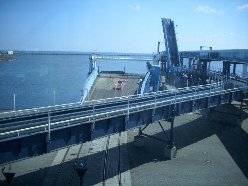 Von der Fussgngerbrcke in Mukran kann man ohne Probleme auf den Fhranleger schauen und das Be-und Entladen der Fhre beobachten.Zu meinen Zeitpunkt am 03.05.2008 war die Fhre leider nicht da.Leider mt Ihr durch die Glasscheiben fotografieren !