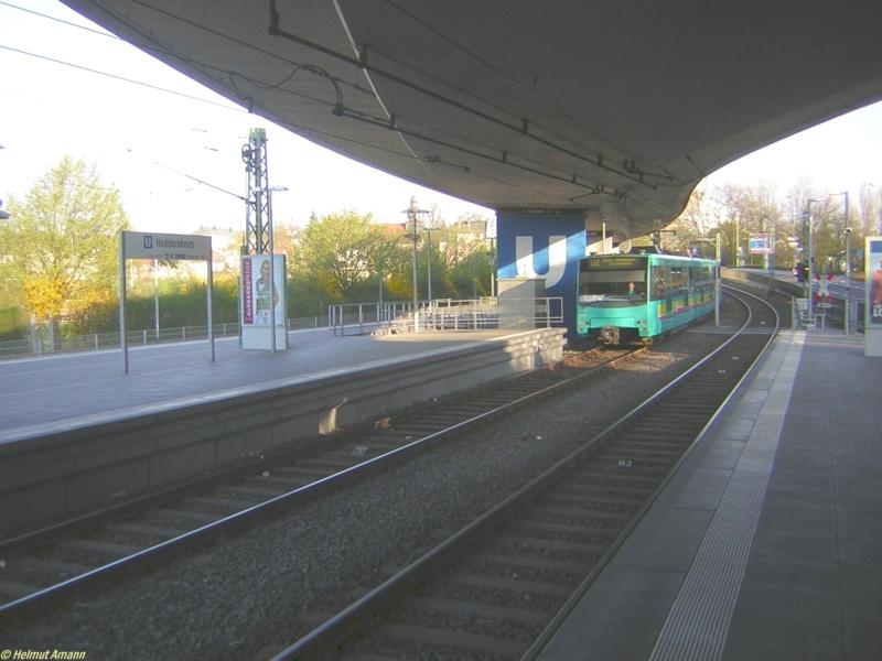 Von der gemeinsamen Endstation S�dbahnhof bis nach Heddernheim befahren die Linien U1 bis U3 alle das gleiche Gleis, erst hinter dieser Station verl�sst eine der drei Linien, die U2 nach Bad Homburg, die gemeinsame Trasse. Am 22.04.2006 fuhr der 5. Zug der U2 mit den U4-Triebwagen 511, 505 und 506 an dem mit dem U-Bahn-Symbol bemalten Br�ckenpfeiler der Stra�enbr�cke vorbei in Heddernheim ein.