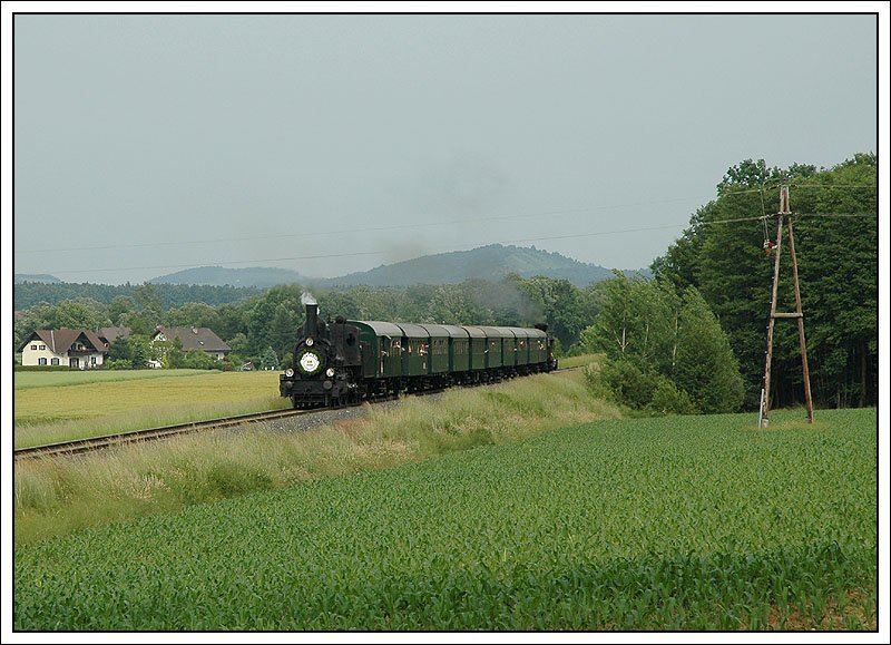 Von Gleinsttten retour nach Graz ging es dann als SPz 8508. Diese Aufnahme entstand kurz vor Bergla, mit 17c 372 an der Spitze. (27.5.2007)