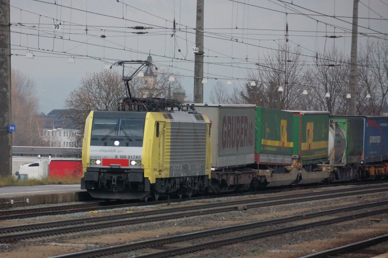 Von der Hauptstrecke genommen: ES 64 F4-017 mit Trailer-Zug wurde aufgrund einer �berholung auf Gleis 4 in Brixlegg ausgeleitet. (Dez. 2008)