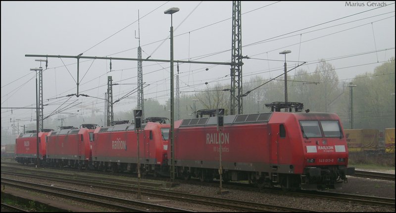 von  hinten  : Am morgen des 13.4.2009 standen diese 185er und eine 145 in Aachen West abgestellt. Es handelt sich um 185 253, 010, 161 und 145 013