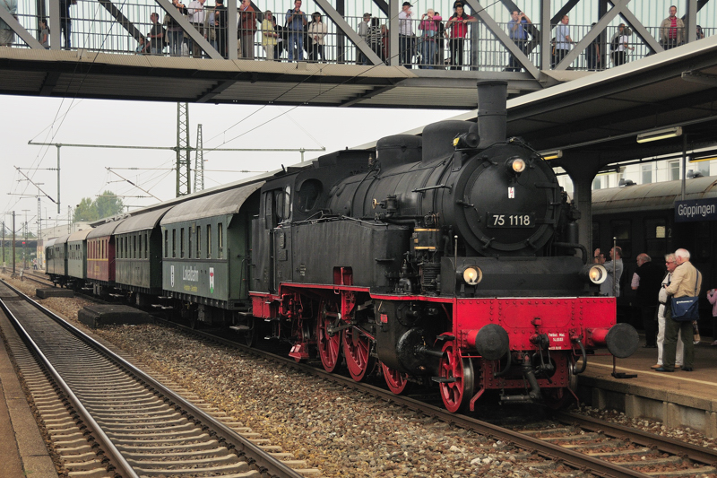 Von ihrer ersten Pendelfahrt von Gppingen nach Plochingen kam 75 1118 den Zug ziehend zurck. (19.09.09).