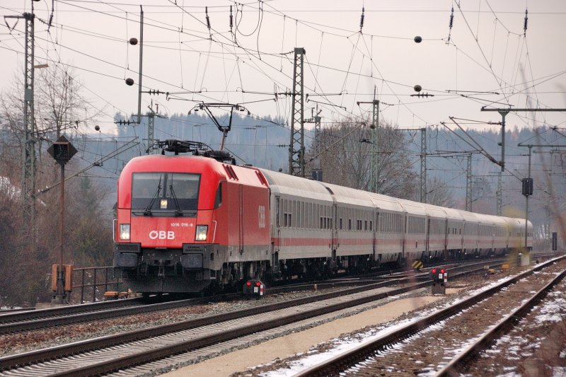 Von der KBS 920 (aus Donauwrth kommend) weiter Richtung Wrzburg: 1016 016-6 mit einer IC-Garnitur im ICE-Ersatzverkehr kurz vor Treuchtlingen. (Nov. 2008).