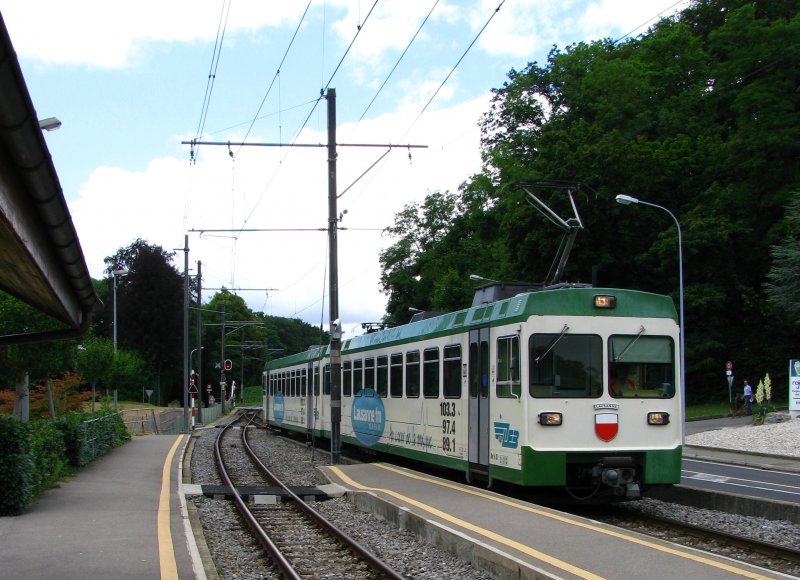 Von Lausanne aus fhrt eine bescheidene Stichbahn ins Hinterland nach Bercher. Den Triebwagen Be 4/4 31  Lausanne  konnte ich hier bei der Bedarfshaltestelle Jouxtens-Mezry ablichten. 