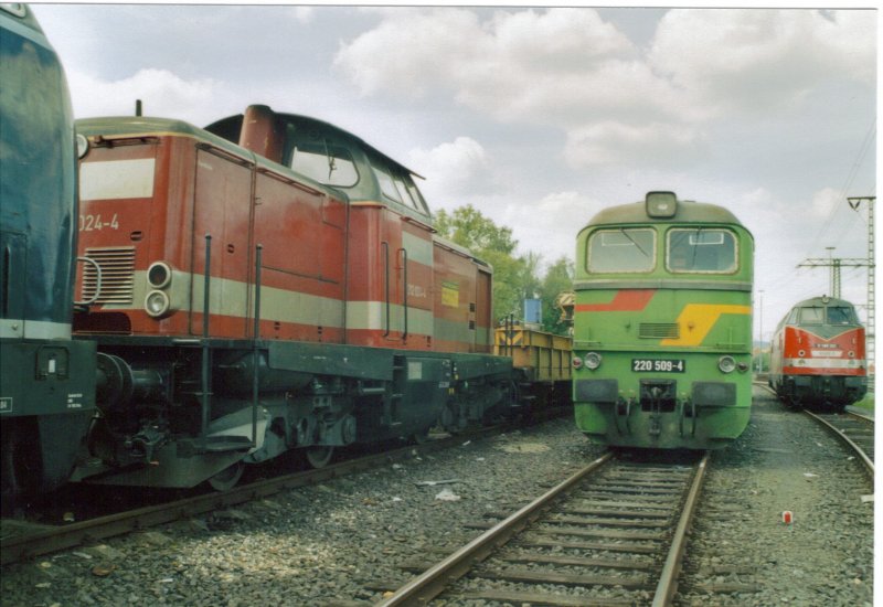 Von Links: 202 425-5, 220 509-4 (V200 009) und V 180 321 an einem Juniwochende 2006 in Fulda.