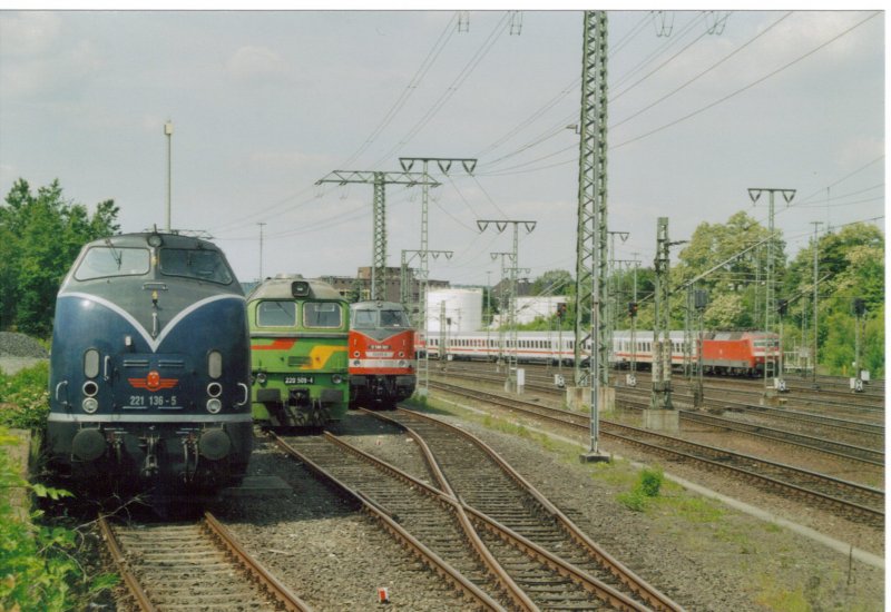 Von Links: 221 136-5, 220 509-4 (V200 009) und V 180 321 an einem Juniwochende 2006 in Fulda. Im Hintergrund wird ein IC nach Norden geschoben.